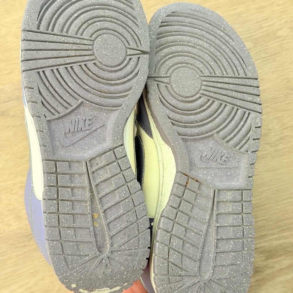 Nike Lavender and White Athletic Shoes - Picture 7 of 7